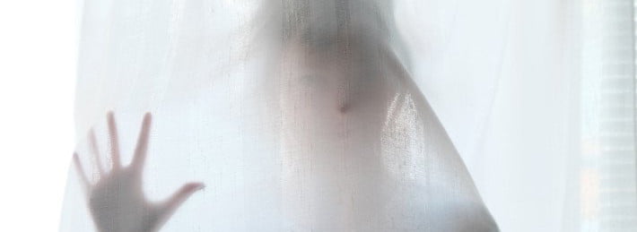 Personen unter Tuch verborgen