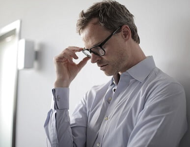 Verzweifelter Mann im Hemd