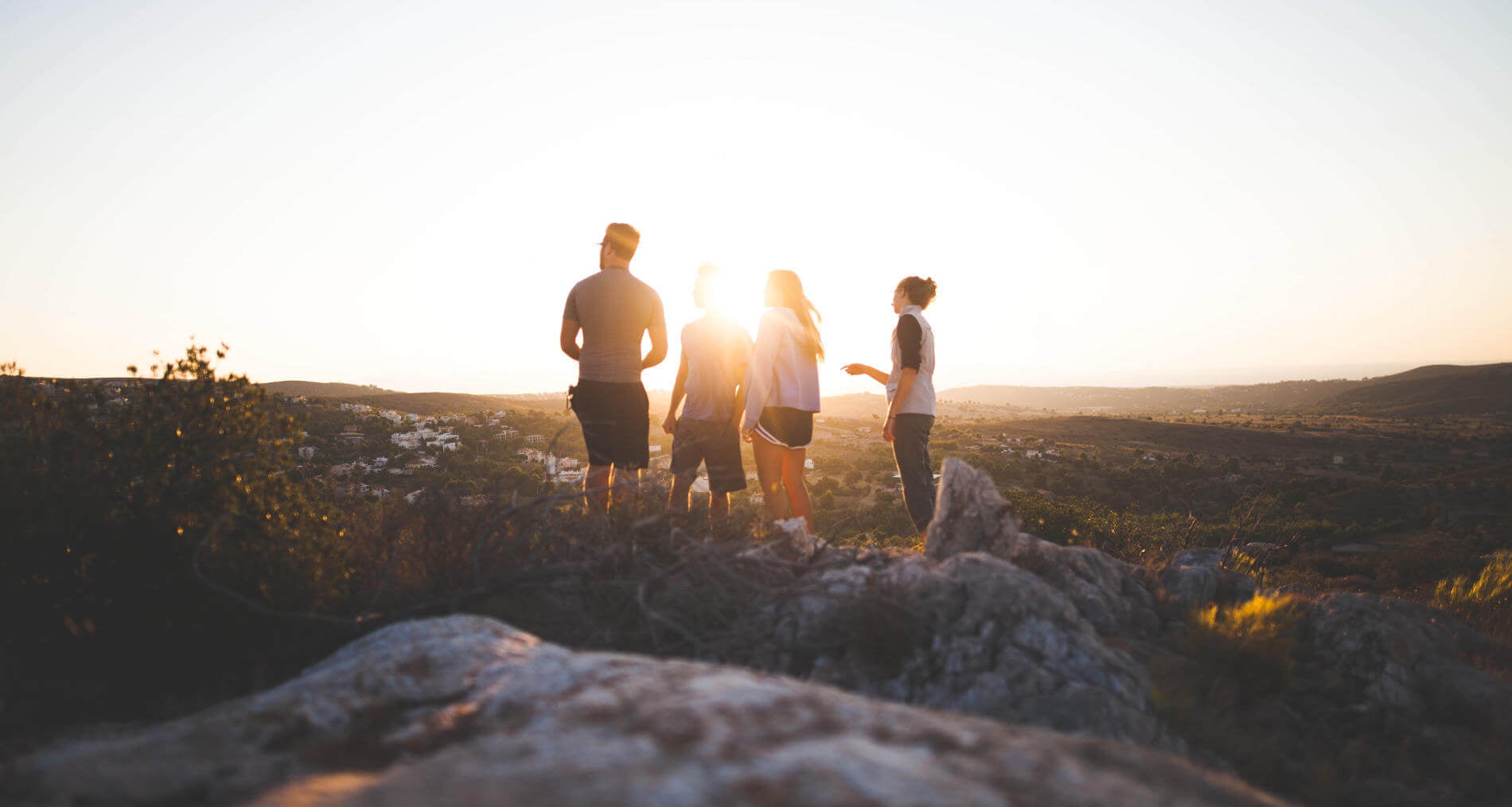 Personen stehen auf einem Berg