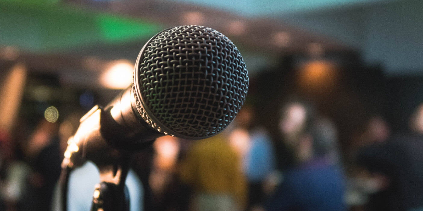 Mikrophon vor unscharfem Publikum