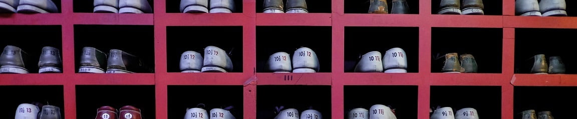 Symbolbild für Ordnungszwang: ein Regal mit vielen ordentlich geordneten Schuhen